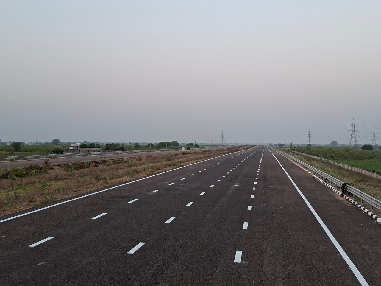 Road marking ganga expressway no working