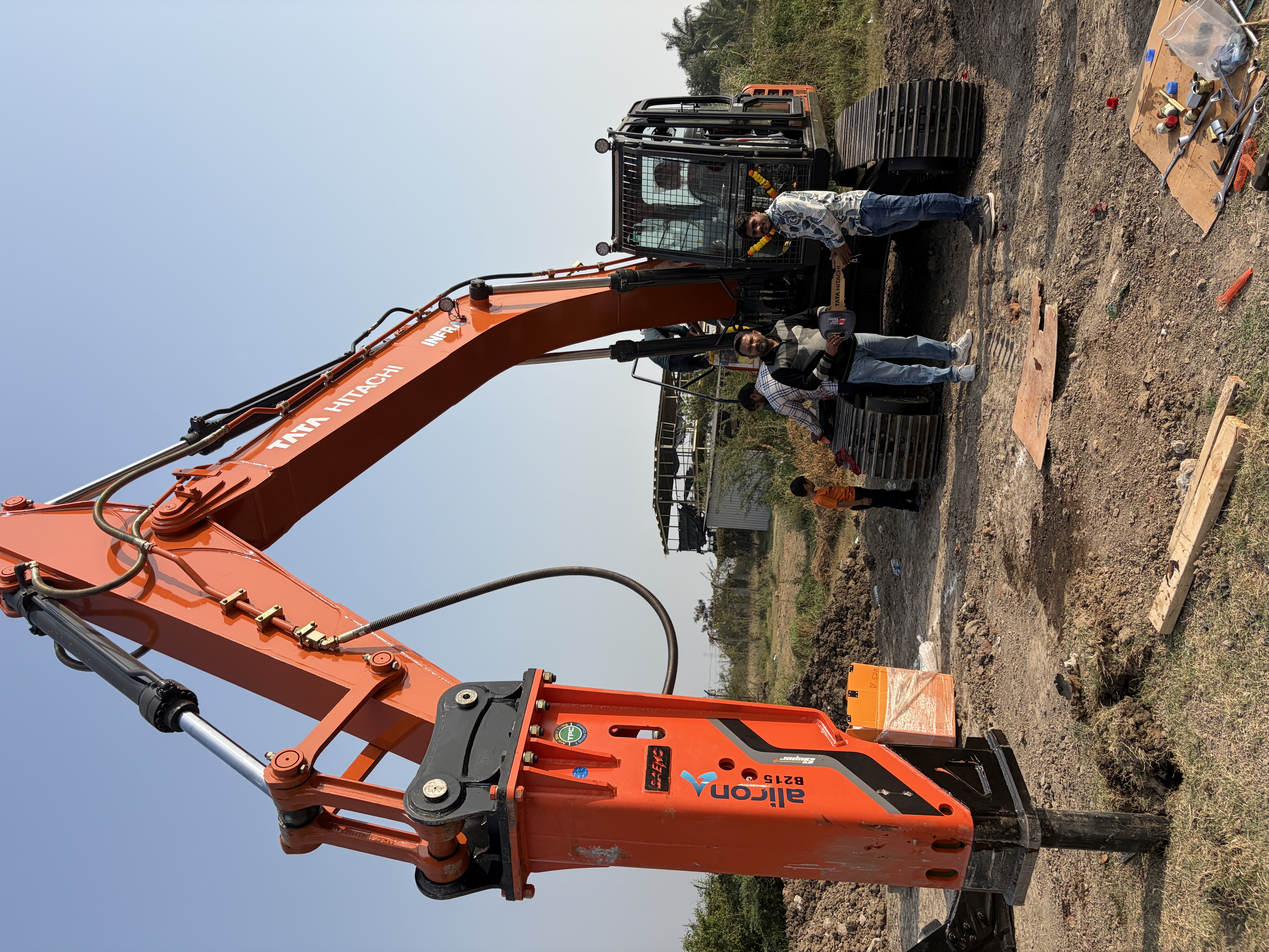 Tata hitachi bucket and Brekar